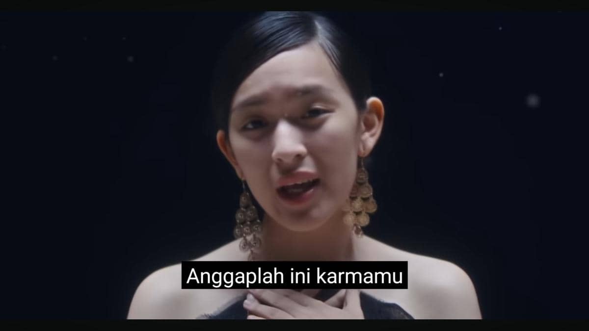 cuplikan video klip "Karma"
