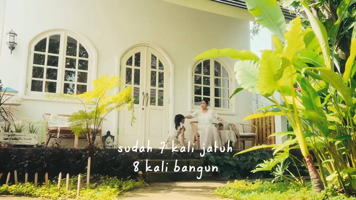 Tangkapan layar cuplikan video klip “Nikmati Perjalanannya” dari kanal YouTube Chintya Gabriella.