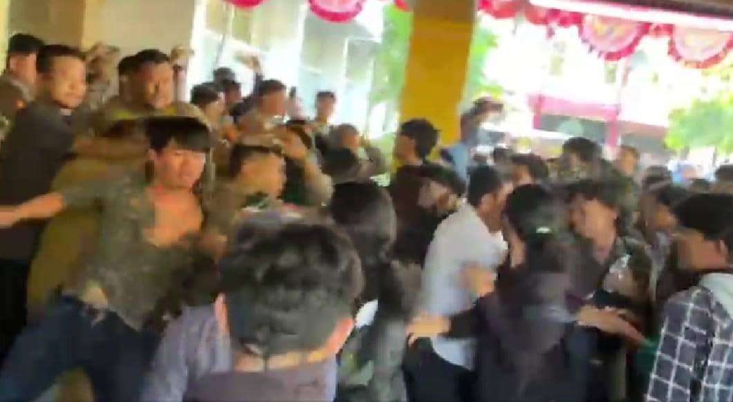 Pria berinisial N, staf Ketua DPRD Sulsel, Andi Rahmatika Dewi, terlibat adu jotos dengan pengunjuk rasa di DPRD Sulsel, Senin (14/9/2026). 