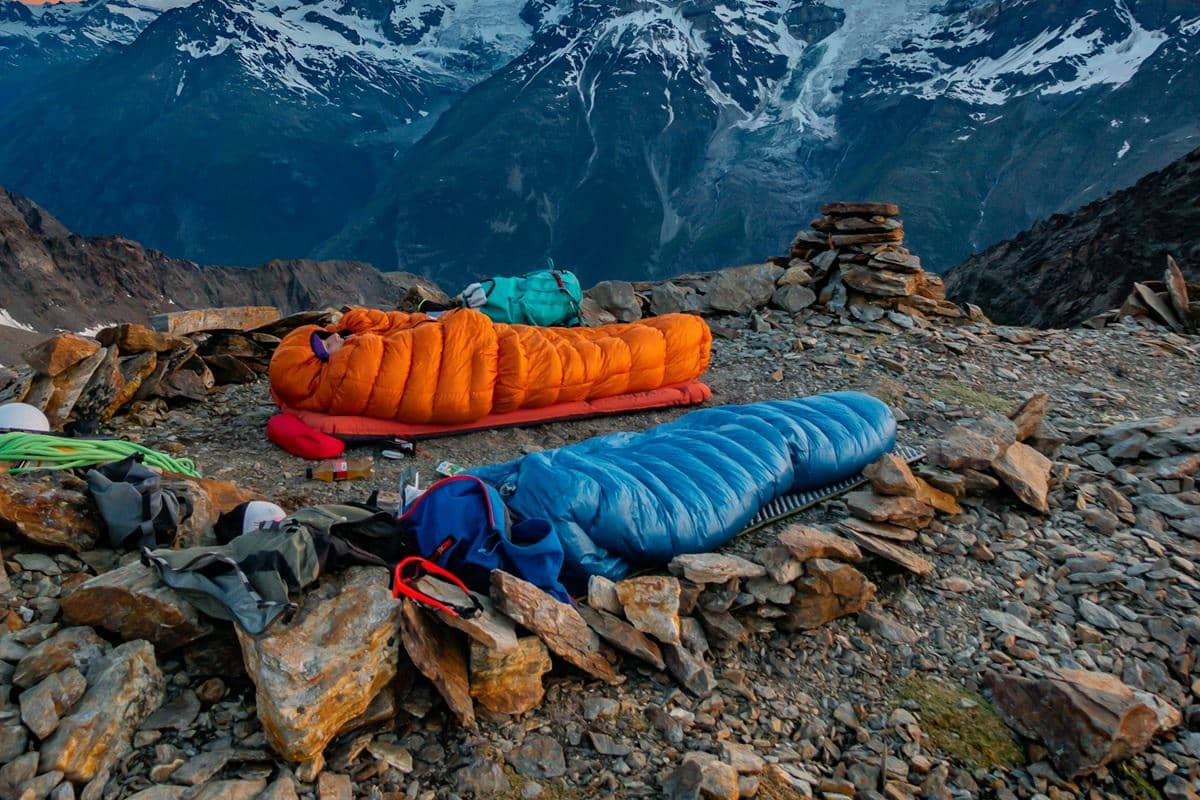 Apa Perbedaan Antara Sleeping Bag Polar dan Dacron?