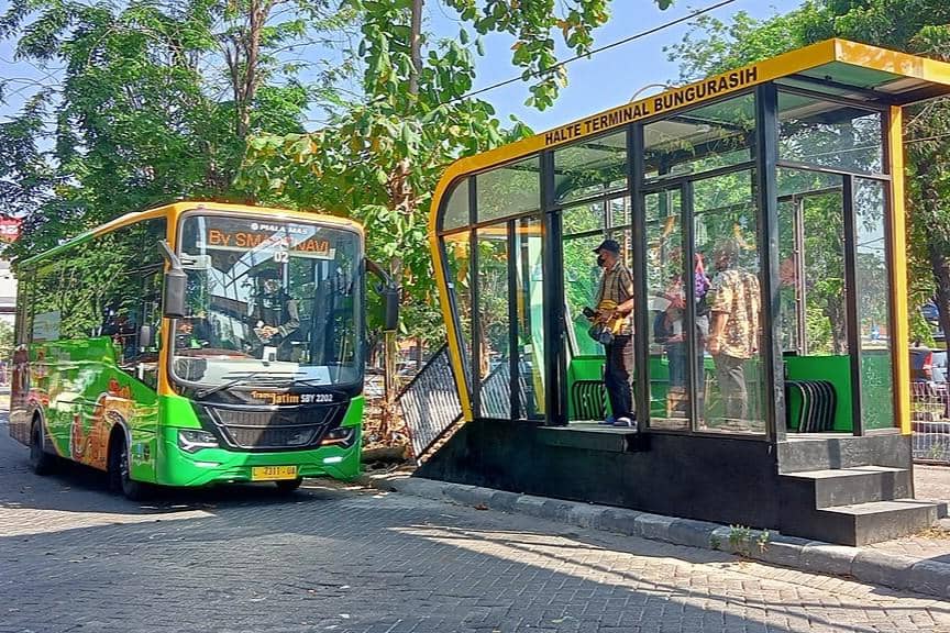 Trans Jatim di Halte Terminal Bungurasih