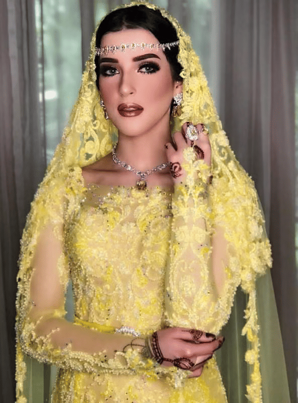 gaya kebaya kuning ala Tasya Farasya