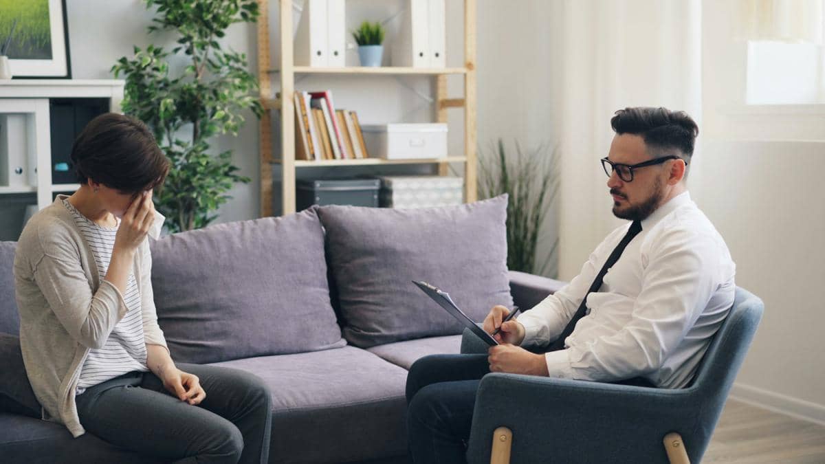 Ilustrasi wanita yang sedang konsultasi dan bercerita dengan sedih (unsplash.com/ Vitaly Gariev)