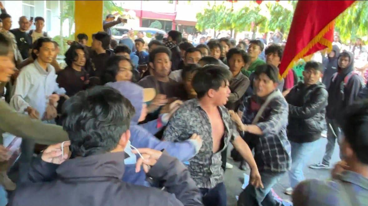 Demo Krisis BBM Ricuh, Staf Ketua DPRD Sulsel Adu Jotos dengan Mahasiswa