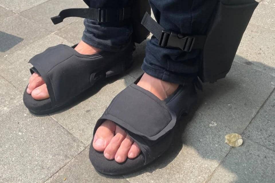 Mahasiswa UGM Bikin Sandal Pintar untuk Memantau Kaki Diabetik