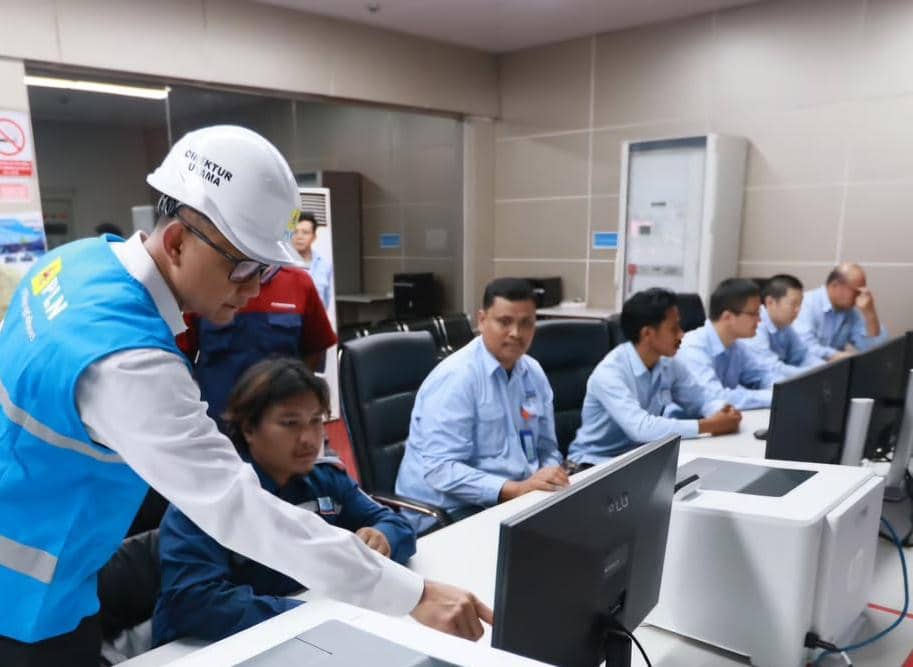 Direktur Utama PLN, Darmawan Prasodjo (kiri) ketika memantau langsung percepatan perbaikan PLTU Jeneponto di Sulawesi Selatan pada Senin (14