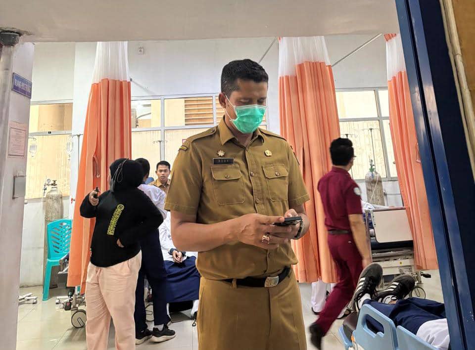Kadis Kesehatan Pariaman, Rudi memeriksa salah satu korban keracunan MBG (Foto: Dok Rudy)