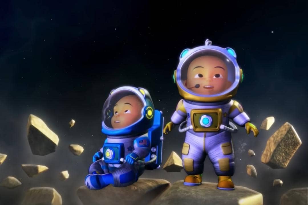 Upin dan Ipin berimajinasi seakan tengah menjadi astronaut di luar angkasa
