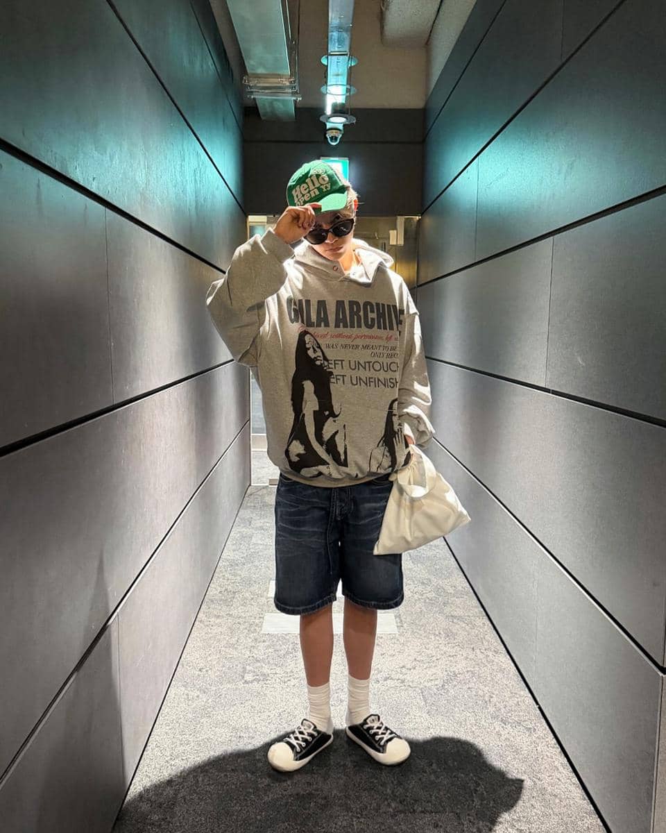 Evan tampil dengan inspirasi OOTD bersepeda, memadukan pakaian kasual yang nyaman untuk aktivitas bersepeda.