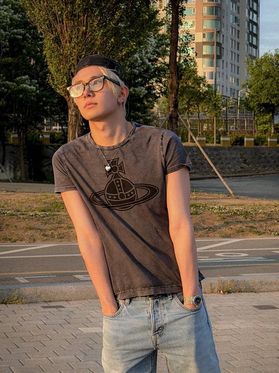 Evan mengenakan OOTD bersepeda kasual yang nyaman sebagai referensi gaya untuk aktivitas bersepeda sehari-hari.