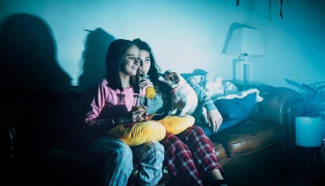 ilustrasi nonton film horor bareng teman