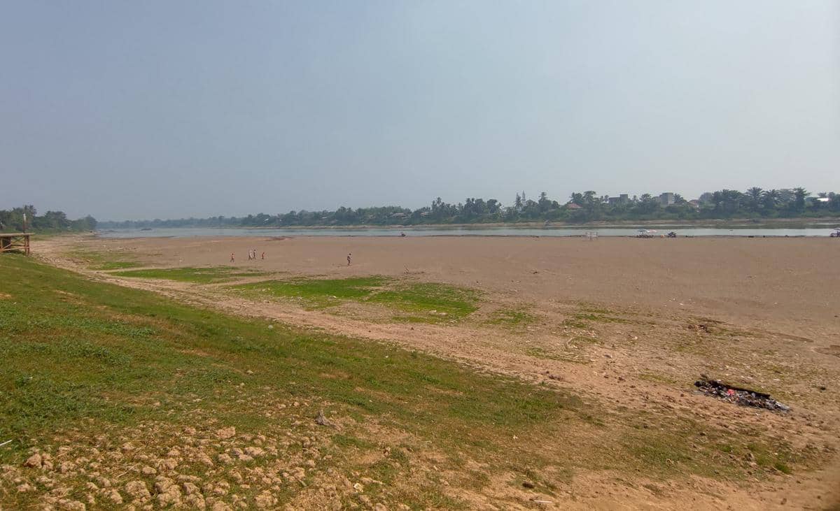 Sungai Musi tampak surut akibat kemarau, memperlihatkan tepian sungai dan permukaan air yang menyempit.