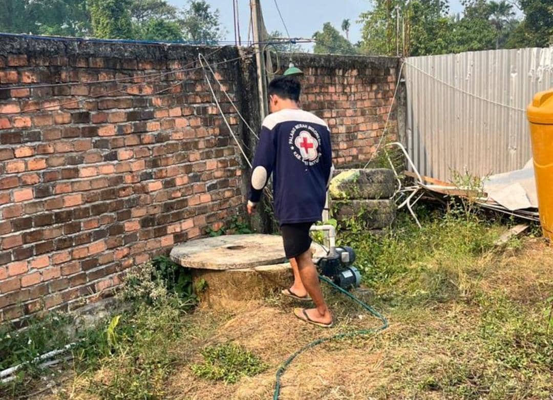 Warga Sekayu saat menunjukkan kondisi sumur yang mengering akibat kemarau.