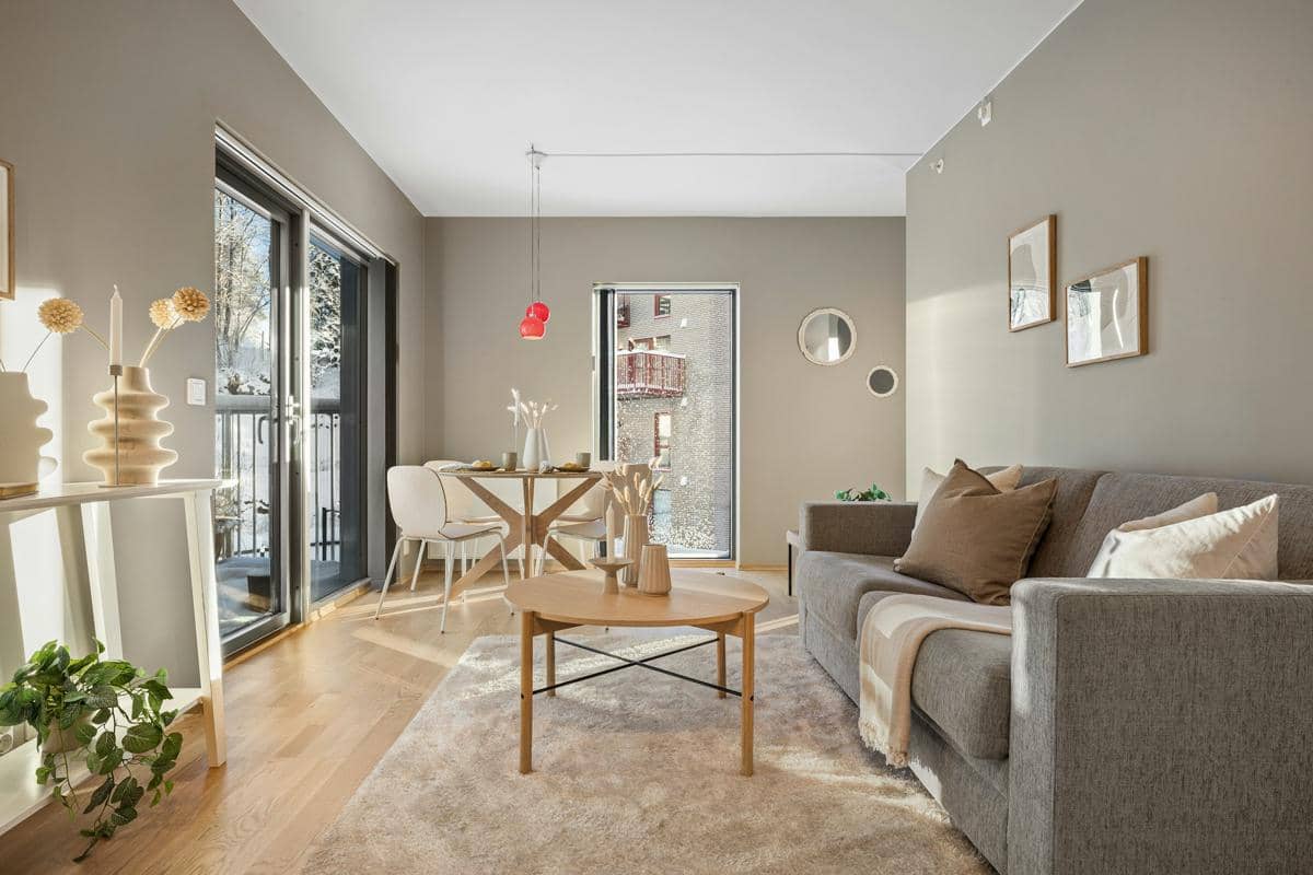 https://unsplash.com/id/foto/ruang-tamu-yang-dipenuhi-dengan-furnitur-dan-lantai-kayu-Q-p0AcCHxZA