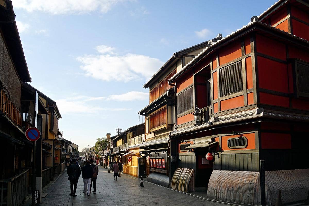 Ilustrasi Hanamikoji Street di Kyoto, Jepang, menggambarkan suasana jalan tradisional di kawasan Gion.