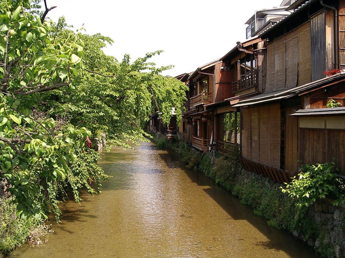 Ilustrasi Shirakawa Lane, sebuah jalur yang digambarkan dalam karya visual oleh Moja di Wikimedia Commons.
