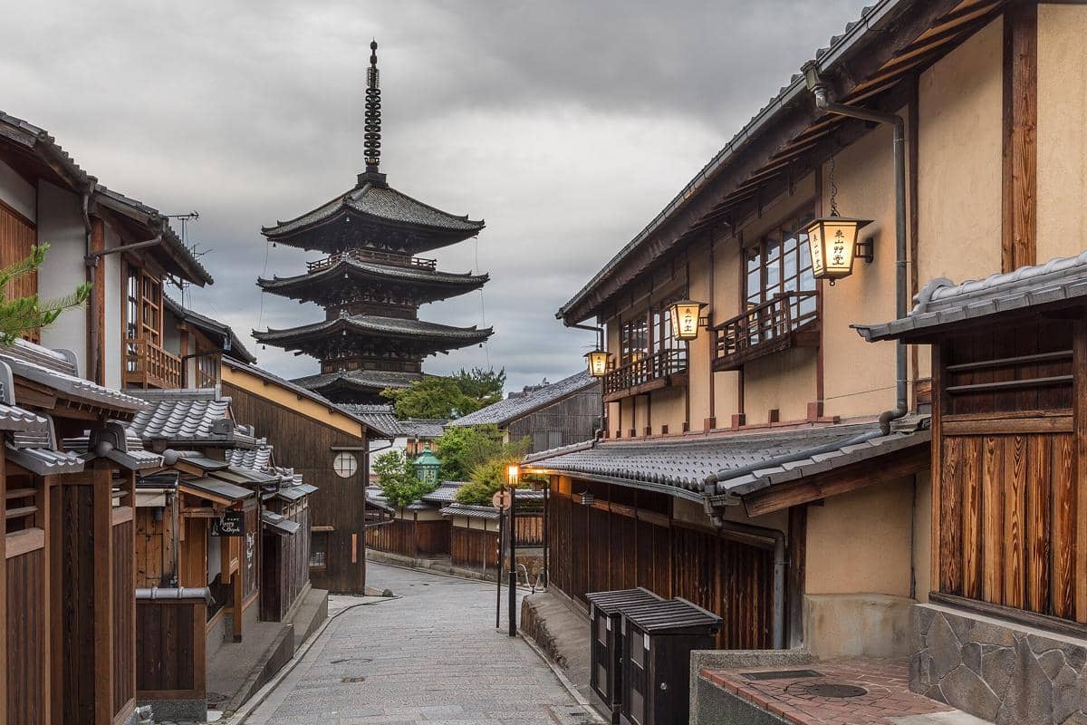 Ilustrasi Pagoda Yasaka, bangunan bertingkat bergaya Jepang dengan atap melengkung dan ornamen tradisional.