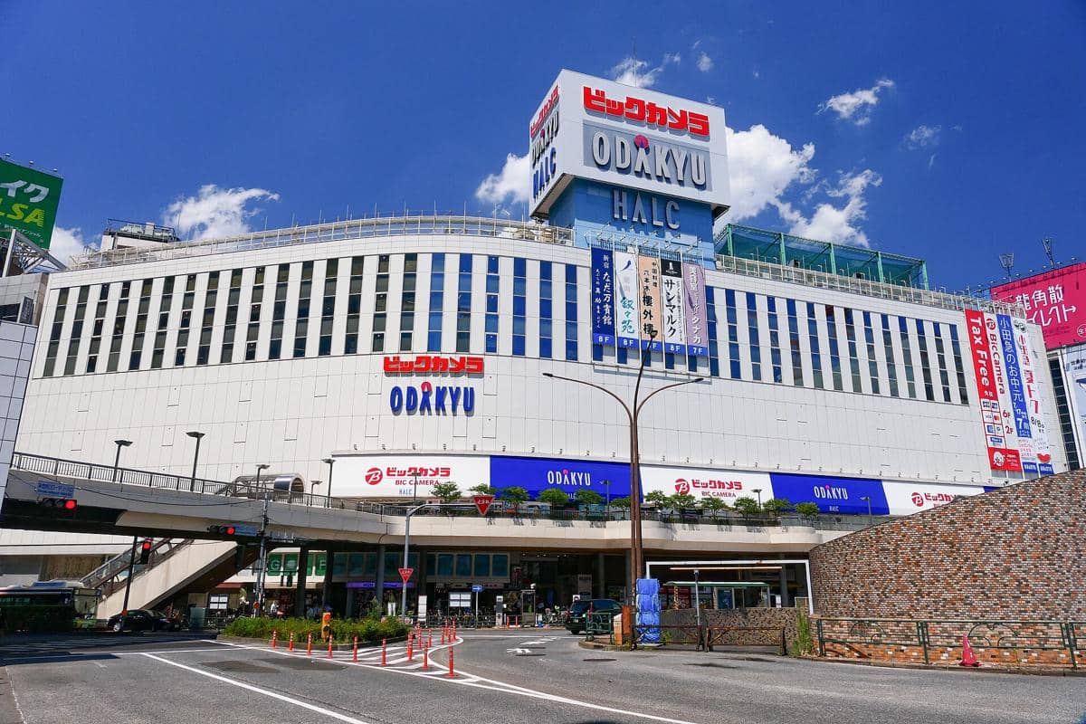 ilustrasi Odakyu di depan Area West Exit Stasiun Shinjuku