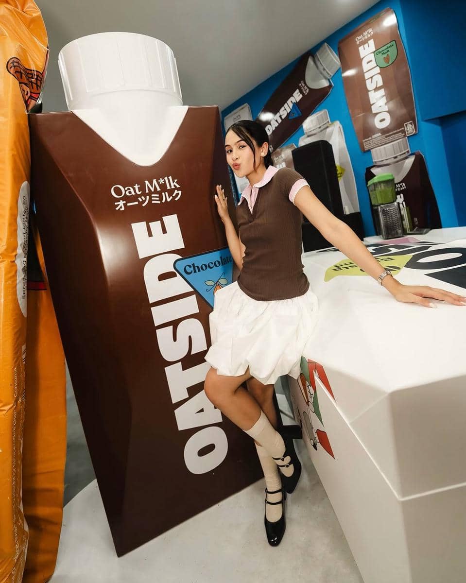 inspirasi outfit pakai mini skirt ala Maudy Ayunda 
