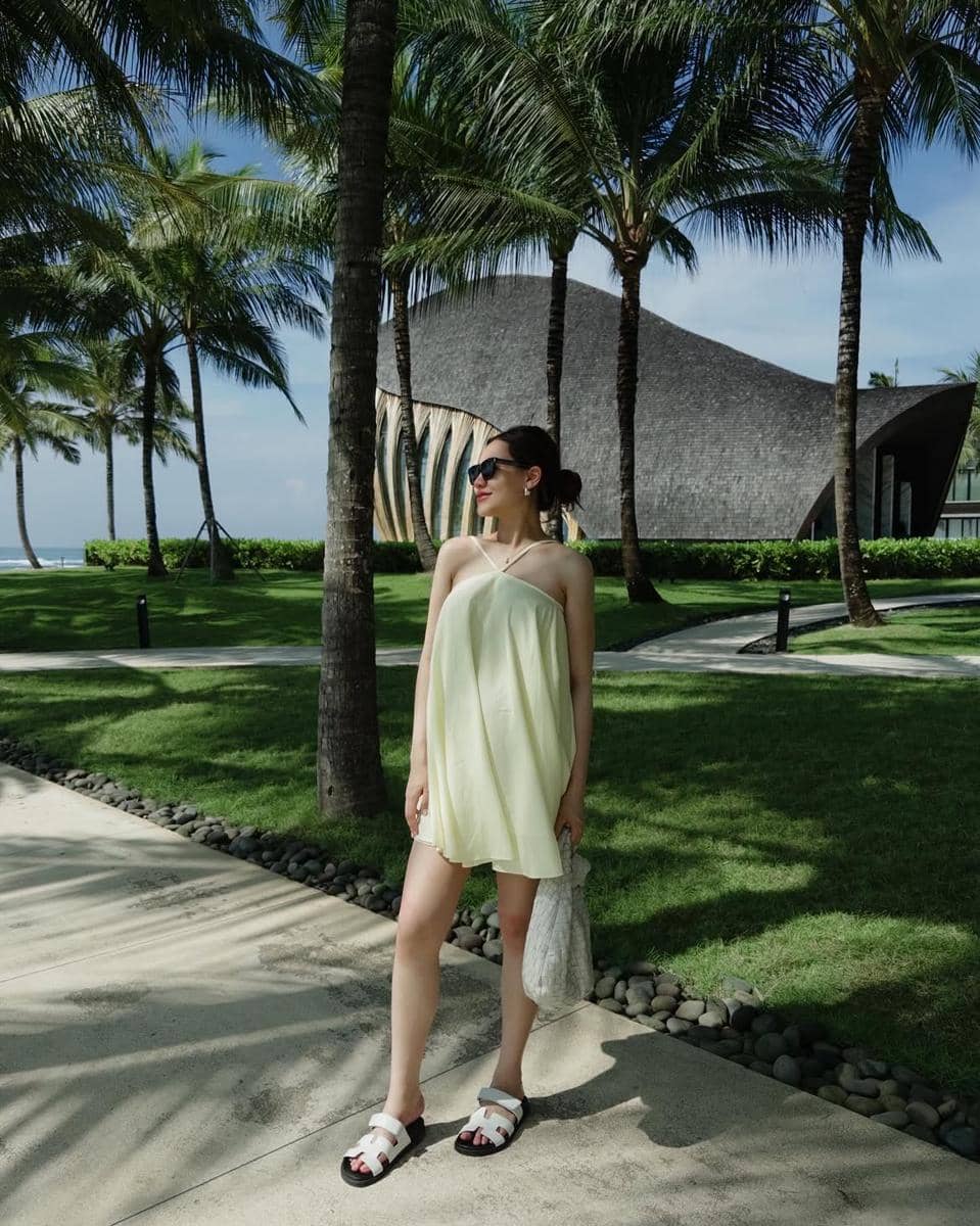 referensi outfit pakai mini dress ala Aaliyah Massaid