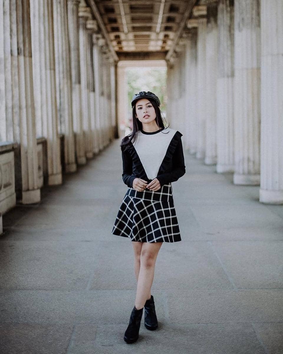 inspirasi outfit pakai mini skirt ala Maudy Ayunda