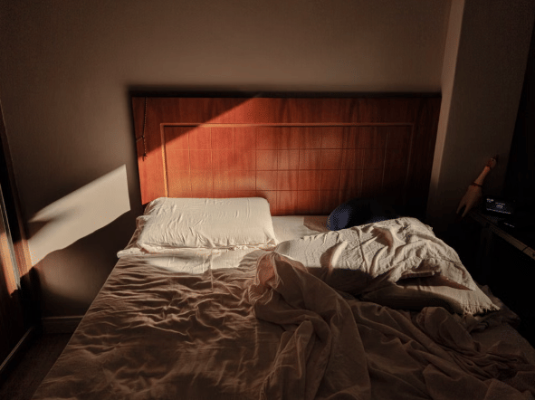 ilustrasi tempat tidur yang berantakan