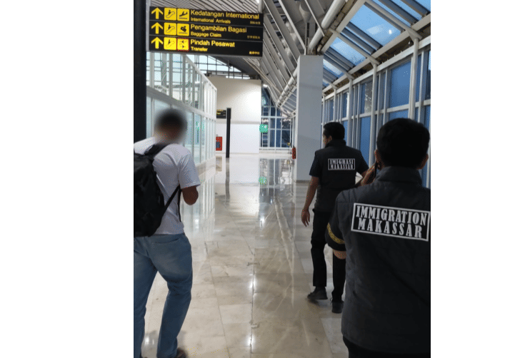 Seorang warga negara asing (WNA) asal China, Wei Shang, ditangkap petugas Imigrasi Makassar saat hendak terbang ke Malaysia. (Dok. Istimewa)