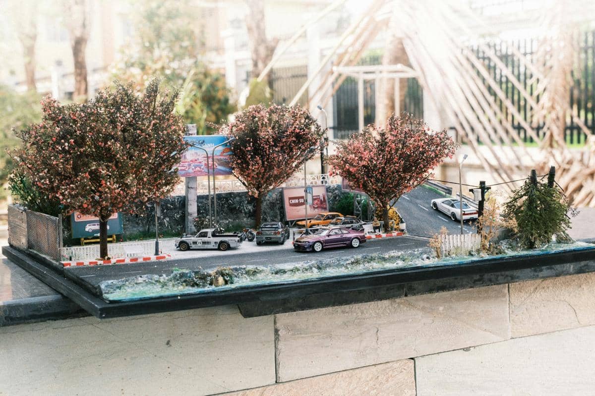Ilustrasi koleksi mobil diecast mini yang dipajang sebagai benda koleksi bagi penggemar otomotif.