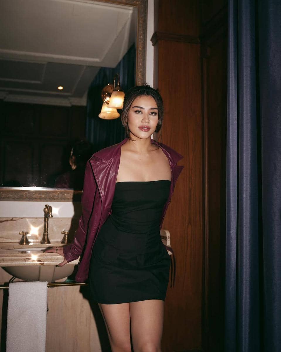 referensi outfit pakai mini dress ala Aaliyah Massaid