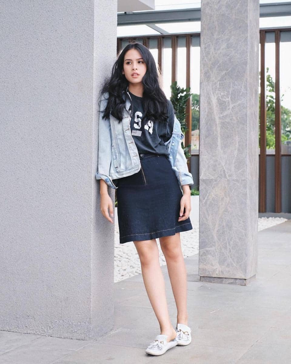 inspirasi outfit pakai mini skirt ala Maudy Ayunda 