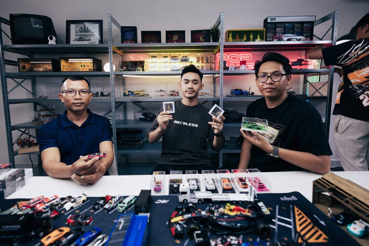 Sejumlah mobil diecast berwarna-warni tersusun dalam koleksi, menggambarkan hobi mengoleksi miniatur kendaraan.