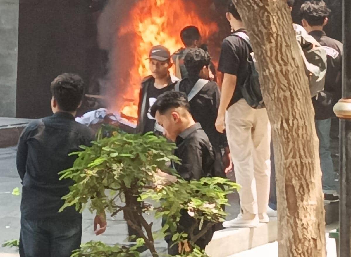 Aksi Tolak Rektor UINSA Memanas, Mahasiswa Demo hingga Ada Aksi Bakar