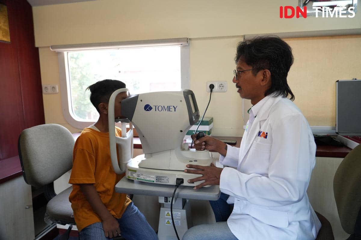 Seorang remaja menjalani pemeriksaan kesehatan mata di ruang klinik mata dalam rail clinic di Bumiayu.