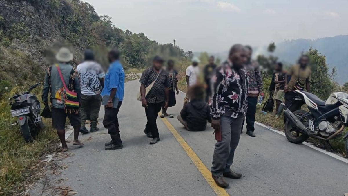 OPM Tembak Sopir Travel, Mobil Ditemukan TNI Dalam Keadaan Terbakar