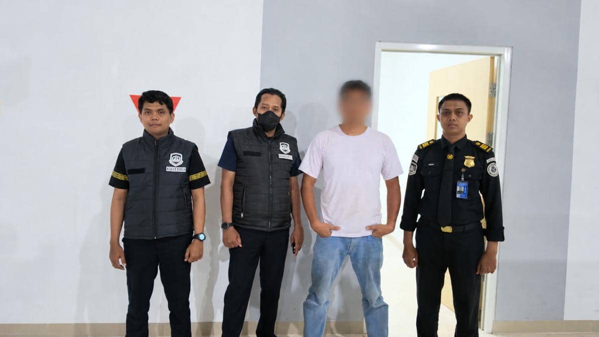 WN China Tombak dan Makan Penyu di Raja Ampat Ditangkap di Makassar