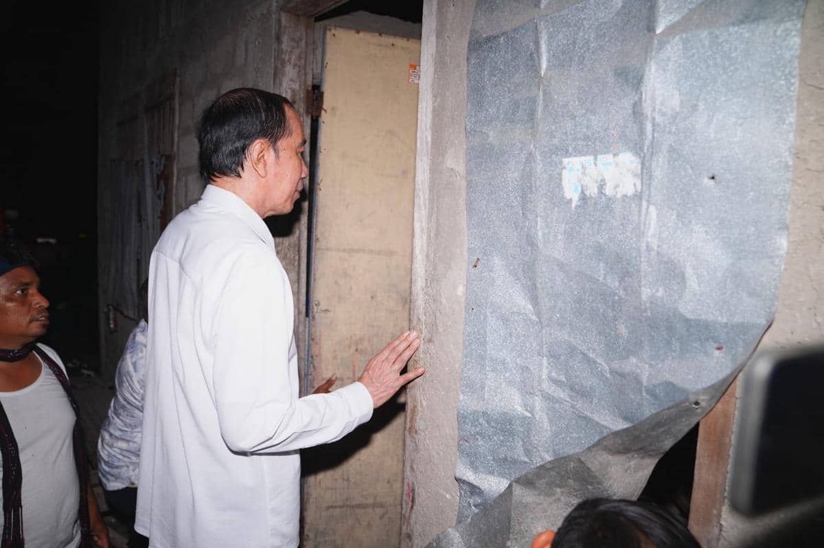 Jokowi Beri Bantuan dan Kunjungi Warga Terdampak Gempa Pulau Palue
