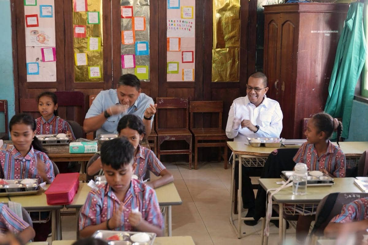 Kepala BGN Sudaryono menyantap makan bergizi gratis bersama siswa dan Gubernur NTT di Kupang.