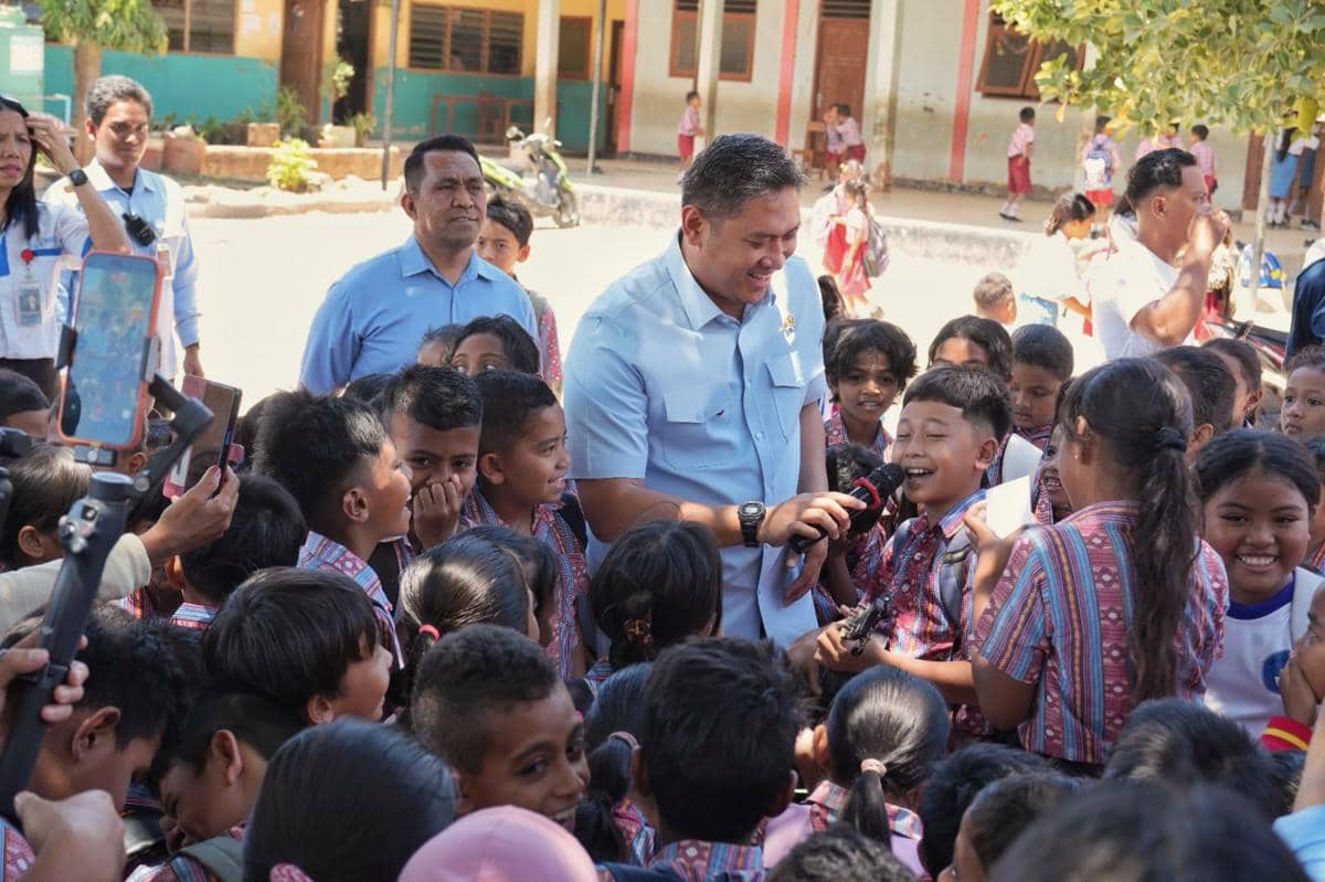 Kepala BGN Sudaryono bersama sejumlah siswa di Kupang dalam kegiatan di lingkungan sekolah setempat.