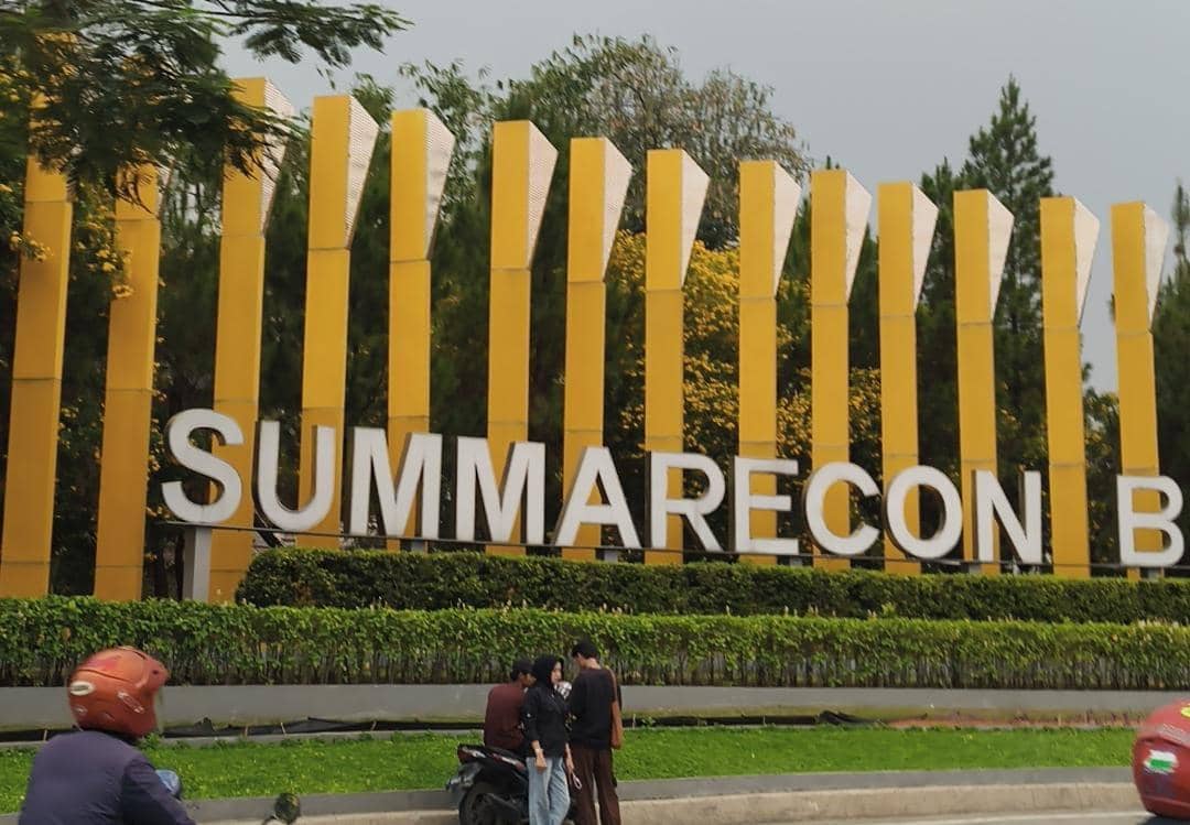 Tugu di kawasan Sumarecon Bogor sebagai penanda area permukiman dan komersial di Kota Bogor, Jawa Barat.