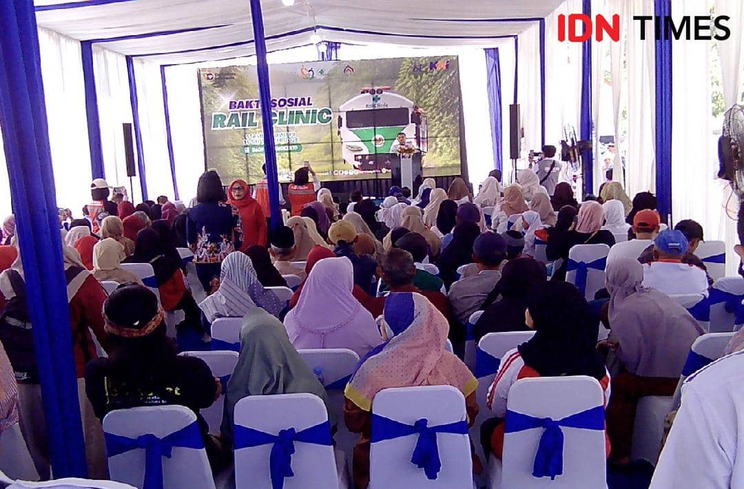 Wakil Presiden KAI Daop 5 Purwokerto Rangga Putra Maulana mengingatkan sekitar 250 warga pada pembukaan Rail Clinic.