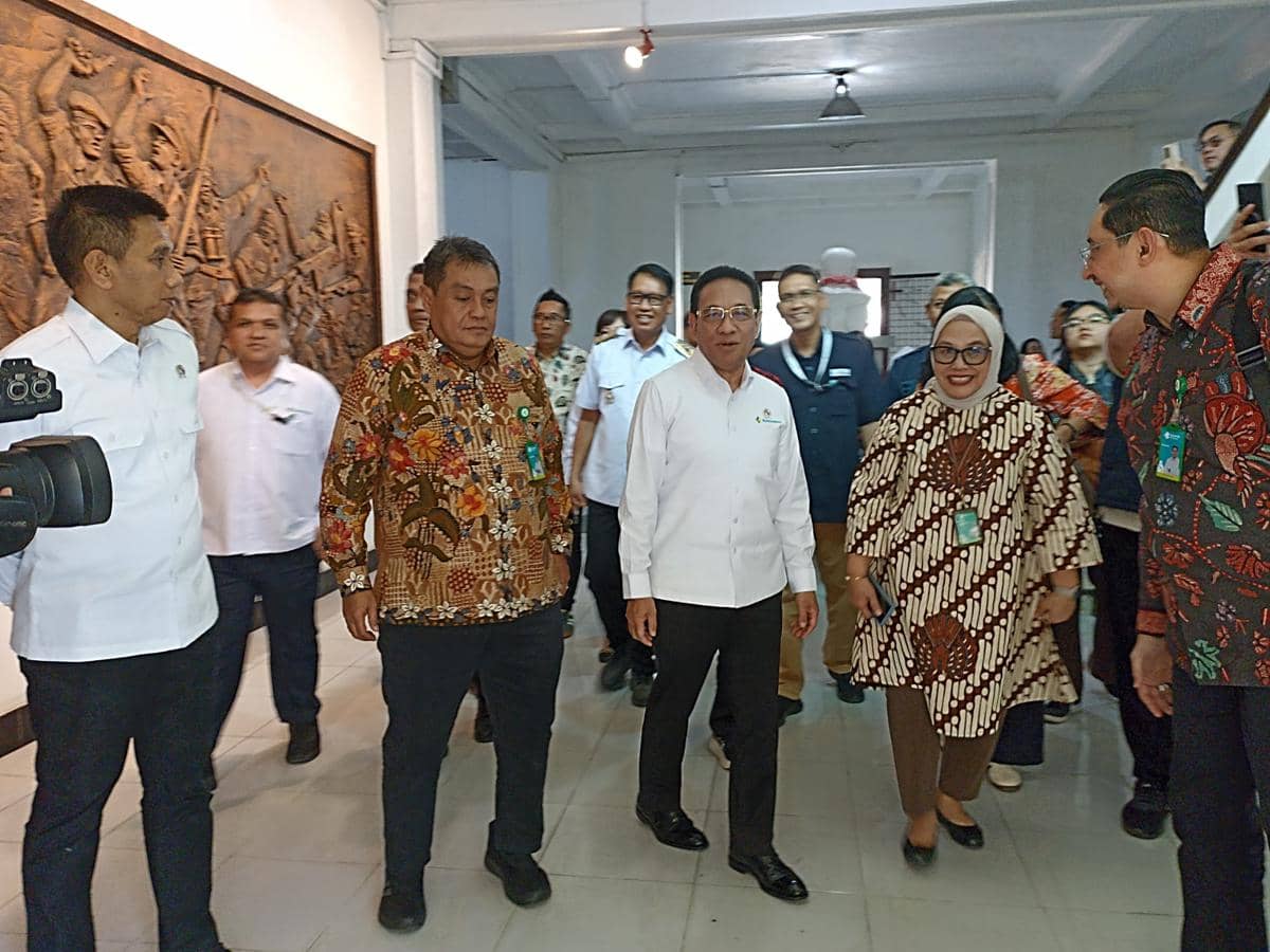 Wamenkes Benjamin Paulus Octavianus, Wamendagri Akhmad Wiyagus, dan Dirut RSUP dr Kariadi Agus Akhmadi di gedung penunjang.