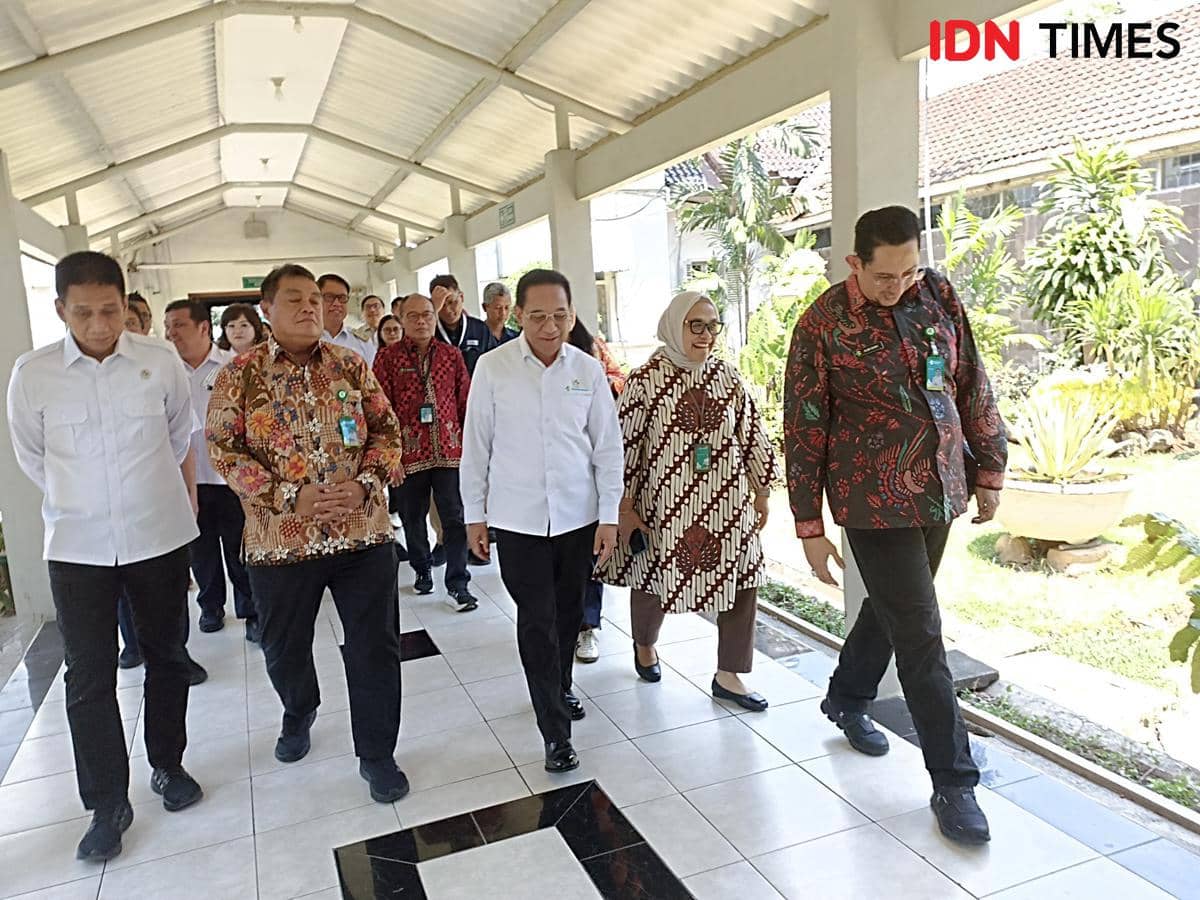Wamenkes Benjamin Paulus Octavianus dan Wamendagri Akhmad Wiyagus berjalan di selasar RSUP dr Kariadi Semarang.