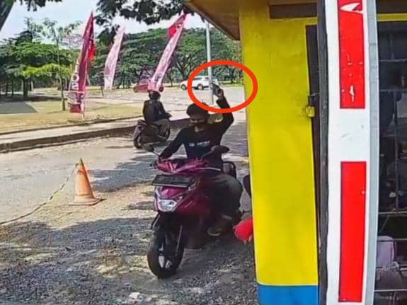 Terekam CCTV, Aksi Koboi Pria Lepas Tembakan di Kampus UIN Raden Intan