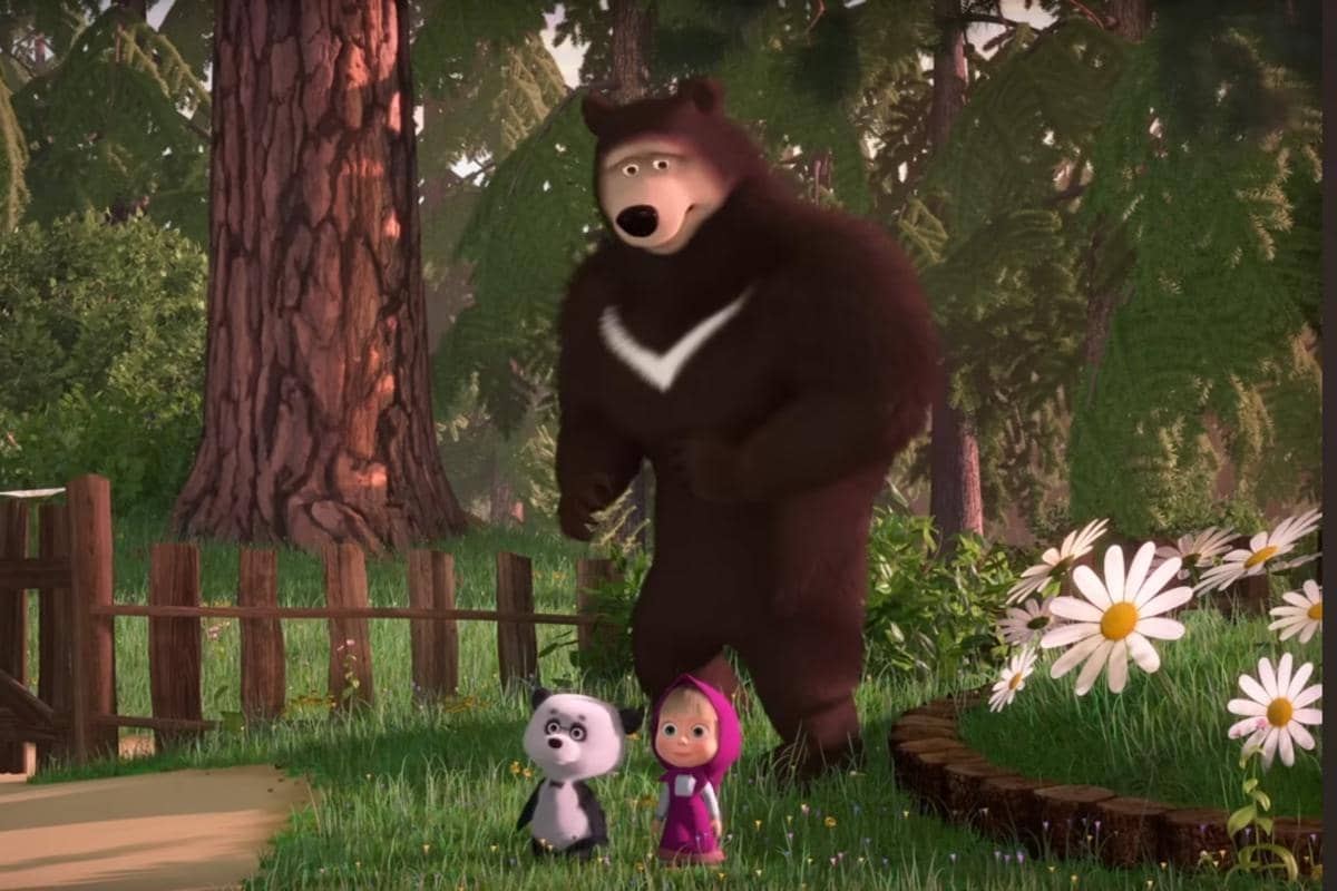 Bear meminta tolong pada Rival Bear untuk mengasuh Masha dan Panda