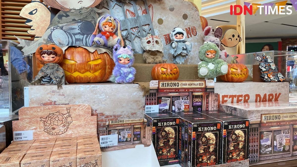 Koleksi figur Hirono After Dark edisi terbatas bertema Halloween dalam kemasan display bernuansa gelap.