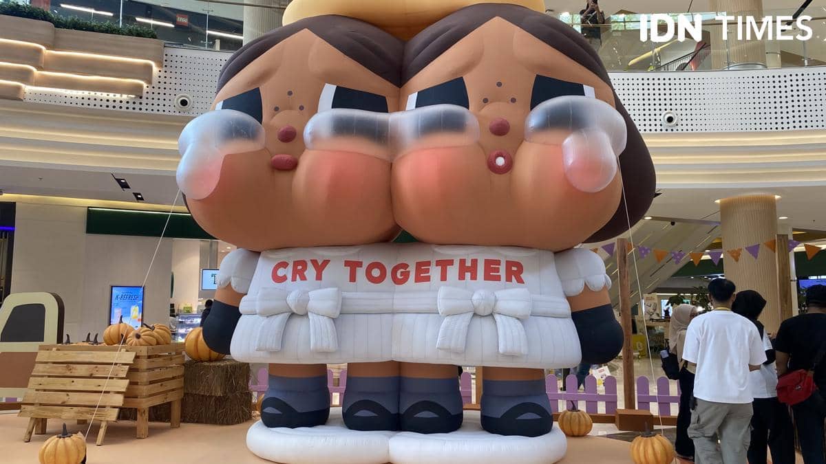 Balon raksasa karakter Cry Baby menjadi salah satu spot foto di area pameran dengan latar bernuansa cerah.