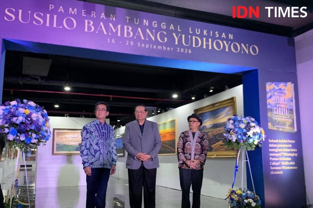 Presiden RI ke-6, Susilo Bambang Yudhoyono, bersama CEO Tancorp, Hermanto Tanoko, dan kurator seni Suwarno Wirosetrotomo dalam acara pemb