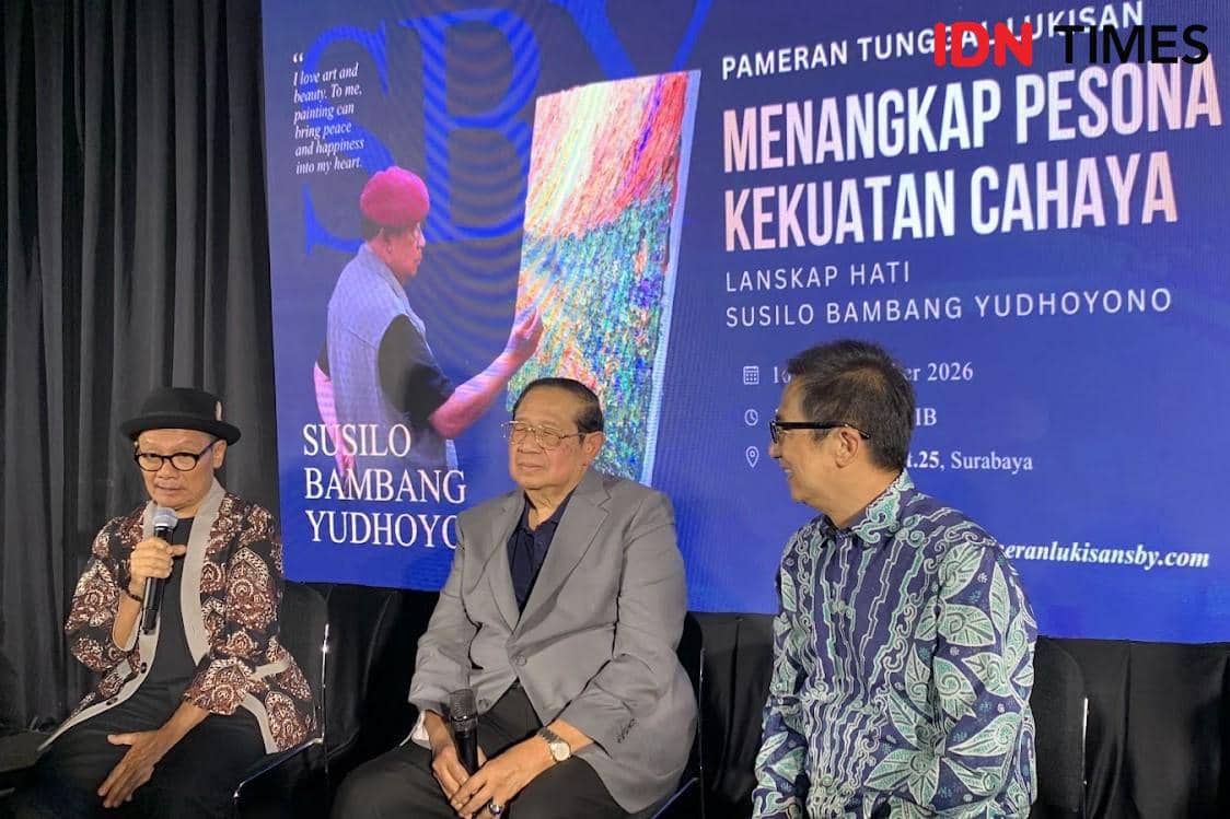 Presiden RI ke-6, Susilo Bambang Yudhoyono, bersama CEO Tancorp, Hermanto Tanoko, dan kurator seni Suwarno Wirosetrotomo dalam acara pembukaan Pameran Lukisan Tunggal SBY di Voza Tower Surabaya, Selasa (15/9/2026)