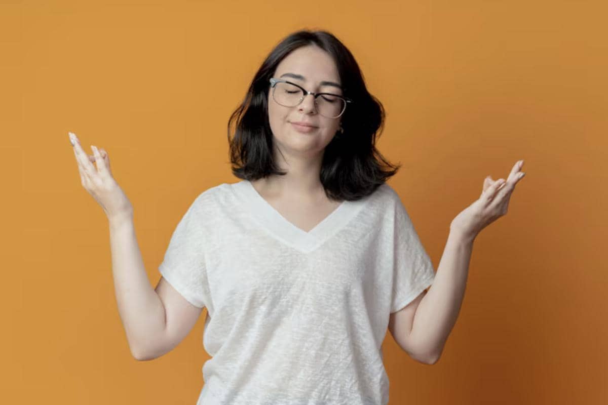 Ilustrasi seorang perempuan yang menerima segala hal yang terjadi dengan sikap tenang dan terbuka dalam hidupnya.
