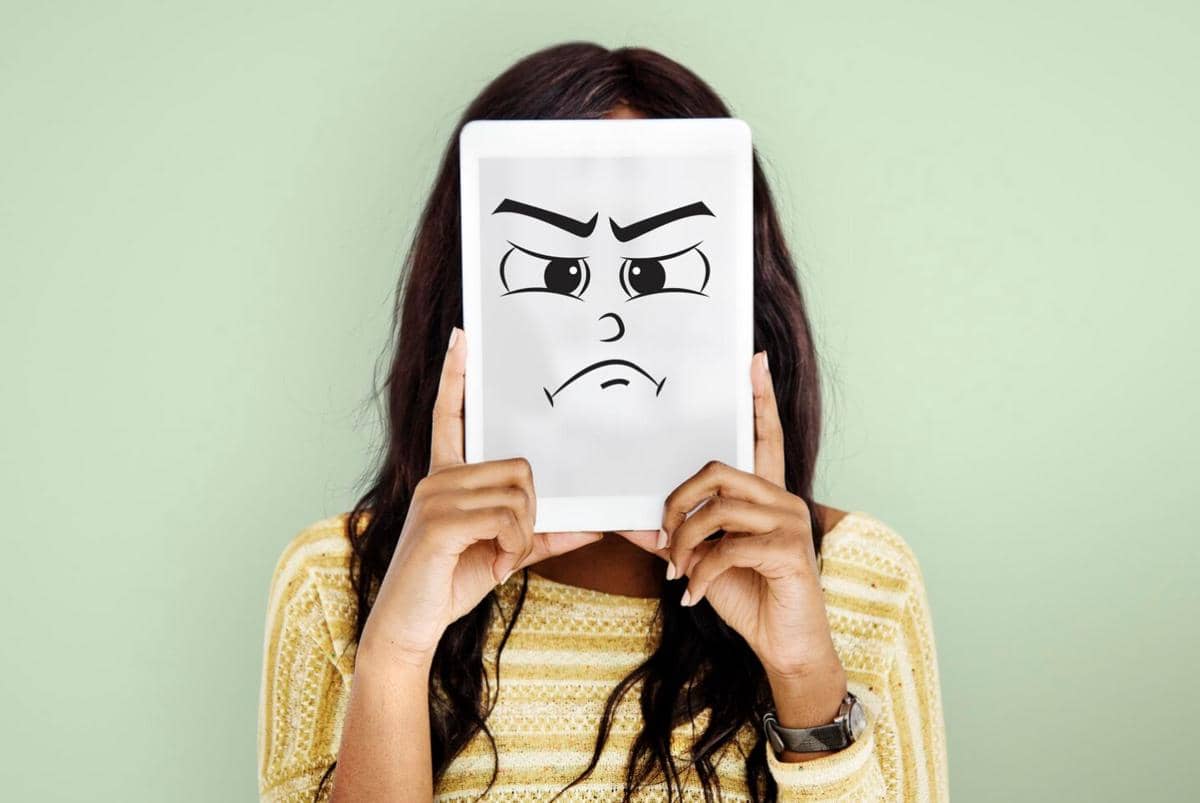 Ilustrasi sosok manusia tanpa emosi yang menggambarkan kondisi seseorang dengan perasaan datar dan tidak ekspresif.